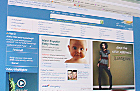 次にアドネットワーク上のWebサイトを訪れた際には、動的にバナー広告のクリエイティブが変更される。Flash内にどういったテキストなどを差し込むかというロジックは、Test&Target上で設定することができる