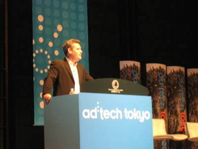 ad:tech Tokyoで講演中のMark D'Arcy