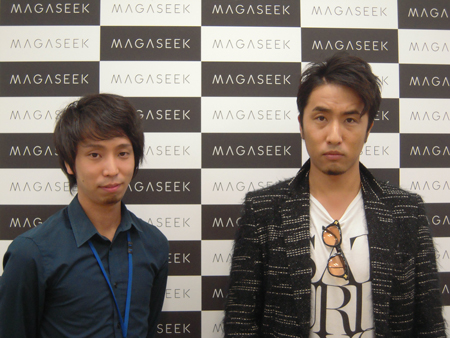 新たな「MAGASEEK」のロゴマークを印刷した看板の前で、石川氏(写真右)と大森氏が今後の方針を熱く語ってくれた