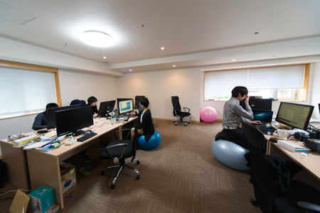 オフィス風景。バランスボールに正座しつつプログラミングを行うスタイルは、一部でグノシースタイルと言われている