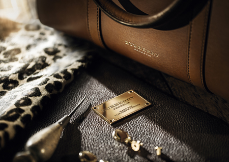 ファッションショーから1週間以内の購入者への特典のゴールドプレート。RFIDとなっており、モバイルから商品の世界観を体感することが出来る仕組み