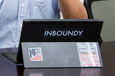 高広氏のSurfaceに貼られた「INBOUNDY」のステッカー。「会社のロゴじゃなくて、メッセージをステッカーにすれば、貼ってもらえるのにね」(高広氏)