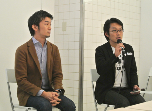 (左)マネックス証券株式会社 執行役員 飯田 敦氏、(右)Sansan株式会社 エヴァンジェリスト 日比谷尚武氏