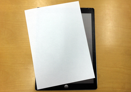 iPad Proの模型にA4用紙を重ねてみた