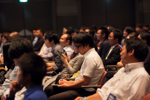 熱心に耳を傾けるオーディエンス