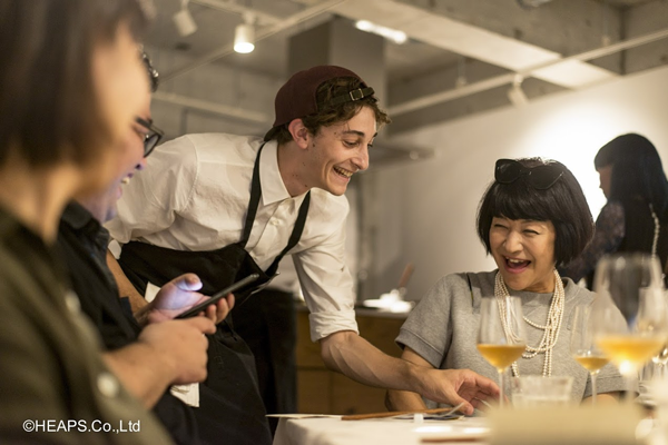 参加者は自由に楽しくJonah氏と話しながら、ディナー会を楽しんだ