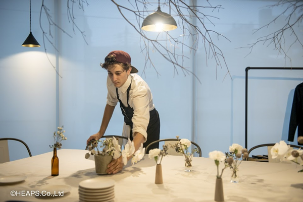 会場の準備をするJonah氏