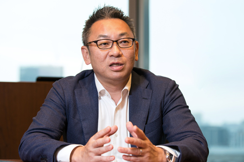 田中：弊社の投資部門である「Salesforce Ventures」では、我々のやり方をモデルとしてレクチャーすることもあります。ただ、一気に全部を大掛かりに変えるのではなく、トライアル＆エラー型で小さくアジャイルに始めた方が良いと思います。先ほども話に出ましたが、行動するかどうかはまた別の話なので、「やってみる」というマインドを育てる上でも小さく始めることをお勧めします。