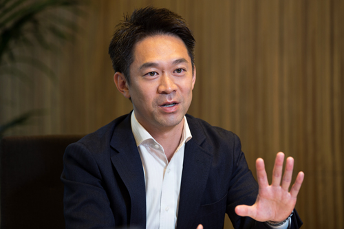 山下:様々な指標に着目していますが、営業の売上目標の達成率に対する「中央値」を重視しています。営業の達成率を上から順に並べていき、その中央値が向上したかどうかを見ています。達成率の平均を取ると偏りが出ますが、中央にいる真ん中の方の達成率を見て、昨年より上がっていれば、つまり組織全体が底上げされていると見ることができます。なので、我々もマーケティングやインサイドセールスと同じく、営業を見ているわけですね。また、営業の方の達成率を見ていくと、営業したプロダクトに偏りがあることがわかったり、様々なことが見えてきます。こうしてデータを見て、底上げすべきターゲットの方を決め、セールスイネーブルメントの戦略を策定し、仮説検証しながら進めていきます。
