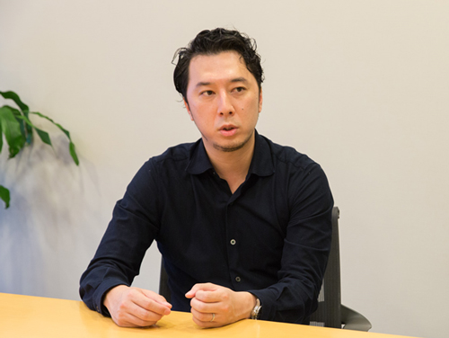 左:株式会社オムニバス 代表取締役 山本章悟氏