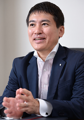 社内にエンジニアチームを作るしかないですよね。このあと整備するCRMやその他のシステムを考えても、長期的には内部にチームを持つほうがコストを抑えられるし、前述のオーバーヘッドの問題もクリアできる。スピードもいちばん速いはずです。そうはいっても、当然ですがエンジニアにはかなり高いレベルのスキルセットが必要なので、急遽国内で探したものの、見つかりませんでした。そこで、東南アジアで採用することにしました。社長に「明日から行ってきます」と言い放って。とてもピンポイントな求人なので広告を出すという選択肢は最初からなく、普通なら人材エージェンシーを使うのでしょうが、それもやっぱり間を挟むので見極めが十分にできないし、コストもかかるので、使いませんでした。可能な限り直接交渉、直接取引が当グループの風土であり強さの源です。