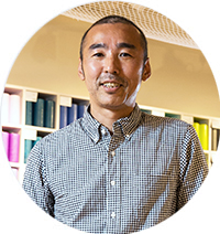 Zebra Japan 株式会社マーケティング部長　柘野 英樹氏広告制作会社、広告代理店を経て、2004年にアディダス ジャパンに入社。PR、ブランドマーケティング、リテールマーケティングを担当。その後、スターバックスコーヒー ジャパンに転職し、年間プロモーションの設計、実行から、商品本部コーヒーチームでは新商品のグローバルプロジェクトをリード。2014年Zebra Japanに入社。北欧デンマークの雑貨ストア「フライングタイガー コペンハーゲン」のマーケティング責任者。