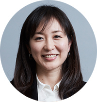 ソフトバンク株式会社コミュニケーション本部 デジタルメディア統括部 Webコミュニケーション戦略課 課長　岩本 嘉子氏ボーダフォン社初のインサイトマーケターとして、戦略・商品・広告等、リサーチ全般を担当。ユーザーインサイト本を出版し、社長指示でグローバルのマーケターへ講義を行う。ソフトバンクでは、社長直属の商品開発プロジェクトリーダー。「Webサイト満足度No.1」、「ソーシャルメディアフォロワー数No.1」などを達成。現在はWebプロモーション分野の戦略立案、企画推進担当。またデータアナリストとして、ビッグデータ解析分野の講演にも多数登壇	。