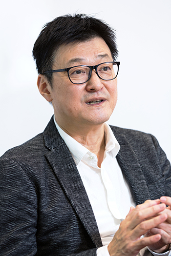 ある意味では、私がヤフーに入った1996年当時の延長にあり、ある意味では「まだここか」という落胆もあります。自戒の念を込めて、ですが。延長とは、当時の枠売りのときから「バナーはマス広告と何が違うかというと、効果が数字でわかるんです」というのがセールストークでした。今でも、それは変わらないデジタル広告の価値だと思っています。その意味で、検索連動やプログラマティック、CPCやCPA、最終的にKPIが満足できたか、と数字で判断する側面が強まっているのは正当な流れだと思います。落胆といったのは、当時は「数字でわかる」といっても最終的にはオンライン完結の事業に限られ、それ以外では購買ファネルの上部ではマスメディアとの連動、下部ではECサイトや実店舗のPOSデータとの連係ができていなかった。それが実現すれば本当の意味で広告効果が測定可能になると、早い段階からいわれてきましたが、20年経って未到です。