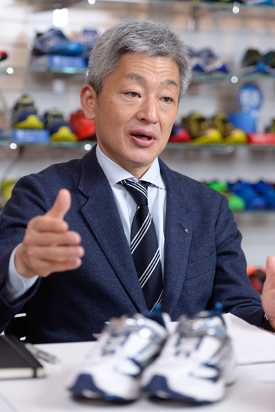 いえ、少子化の影響は感じていません。この微減は、むしろこの数年で我々が全国の販売網を少し見直し、縮小したことが理由です。地域で1足、2足売れる程度なら、EC化を進めていきたいという考えに基づいてのことです。今はECのメインチャネルはAmazonで、楽天や自社サイトも含めてEC化率は10%未満ですが、近く15%ほどに、将来的には20%程度まで伸ばす計画を立てています。ただ、やはりまだリアルチャネルのほうがずっと強いですね。その中で、相対的に瞬足のブランド力を高めるために、今リブランディングを図っているところです。 前述のように、15年前は「通学履きシューズ」というジャンルがなかったので、発売してから競合の参入も相次ぎましたが、ずっと売上としては追い風でした。はじめは小学校1〜3年生の男子に絞って展開しました。子どもたちがどんな靴を履いているのか、運動会を中心に毎年写真を撮り続けながら、そのうち女子向けも加わり、幼児も履くようになりました。2013年の10周年を境に、ライフスタイルとして学校生活を応援するブランドを打ち出し、さらに2015年には「瞬足JAPAN」として24.5cm以上の陸上競技トレーニングモデルを発売したので、カバーできる年齢層が小学校高学年やそれ以上にも広がりました。