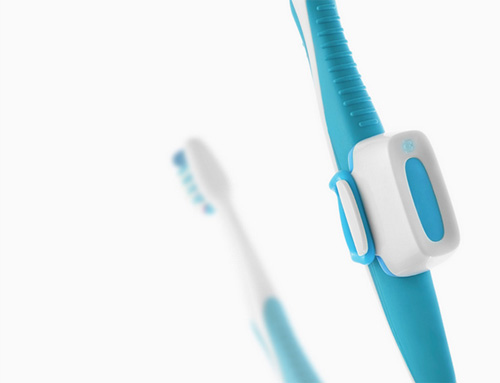 歯ブラシに装着した小型デバイスにより、磨き残しなどがわかる(Brushlink社Webサイトより)https://brushlink.com/