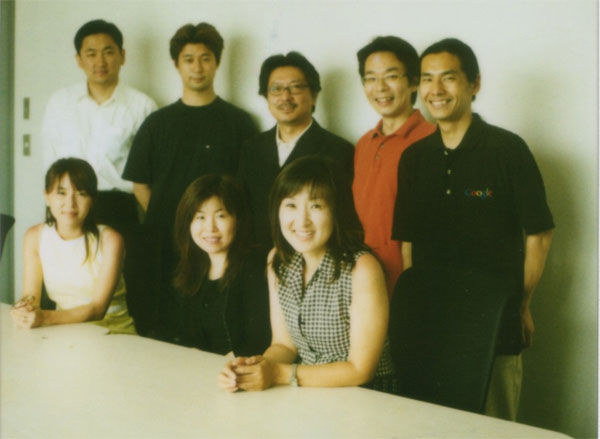 Google日本法人立ち上げ当時の写真。上段の中央が佐藤さん。