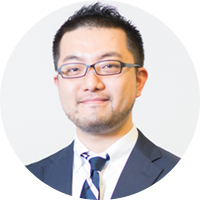 株式会社リクルート住まいカンパニー「SUUMOの注文住宅」編集長 兼 SUUMO副編集長 田辺 貴久氏<br>2007年リクルート中途入社。「住宅情報タウンズ(現・SUUMOマガジン)」編集を担当したのち、2011年、住まいのニュース・コラムサイト「SUUMOジャーナル」の立ち上げに携わり、編集デスクを務める。2015年「SUUMOマガジン」編集長、2017年「SUUMOの注文住宅」編集長、SUUMO副編集長兼任。自身もLGBT当事者として社内におけるLGBT施策について関わっている。