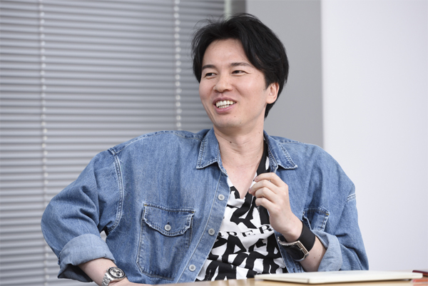 トランスコスモスの取締役、CMOに従事するとともに、 2017年には俳優の山田孝之氏と一緒にミーアンドスターズを設立。代表取締役社長兼CEOを務める佐藤氏。