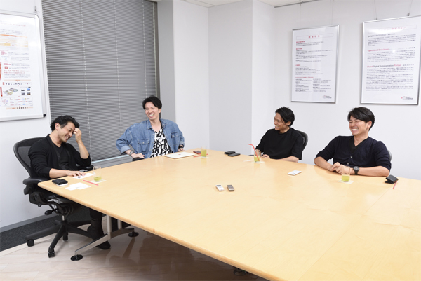 打ち合わせは、和気藹々とした様子。
