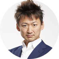 株式会社電通 電通パパラボ ソリューション・プランナー 山本 竜哉氏 2004年電通入社。出版、デジタル、コンテンツ領域を経て、統合プランナーへ。すべてのメディア・コンテンツを活用して、様々な企業の宣伝計画、キャンペーン設計などを担当。一方で、電通社内横断組織「パパラボ」に所属。パパや家族の行動意識調査をはじめ、パパとこどもの遊び方「AtoZ」コンテンツの企画立案・制作指揮、パパ商材を中心とした企業のコミュニケーション戦略、また様々なパートナー会社と商品やソリューションの開発も行っています。自身も2児(7歳の娘と4歳の息子)の父として、自宅子ども部屋にうんていやトランポリン等を完備。独自の「スポーツ×育児の両立」論も周囲に提唱中。