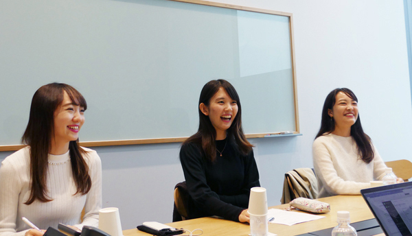当日は学生がインタビュアーを務めた。逆に質問される場面も