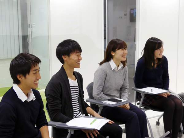 インタビュアー以外の学生から質問が出る場面も