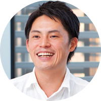 パフォーマンス業務推進ディビジョン ディビジョンマネージャー　向後 健氏　2007年ネット専業広告会社に新卒で入社し、SEM運用、営業を経験。2013年博報堂DYメディアパートナーズに入社、デジタル領域のフロントラインで、高度な対応が求められる戦略得意先対応やソリューション開発などに従事。2016年から博報堂DYデジタル、2018年10月から現職。