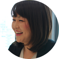 マーケティング本部 オフィス事業統括部 オフィス事業推進部 井田 有里紗氏大学卒業後コニカミノルタジャパンに入社。法人企業に対する情報機器を中心にした、ソリューション提案営業に従事。その後、本社のマーケティング本部に異動し、新規事業立ち上げ・アライアンスビジネス推進に従事。2016年より資本業務提携先のネットイヤーグループに出向し、コニカミノルタとのデジタルマーケティング事業を推進。現在は、自社のデジタルマーケティング活動自体も推進している。