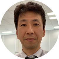販売統括本部メディア推進部 企画主幹 羽佐田 浩氏自動車部品メーカーを経て1994年東陶機器(現・TOTO)へ入社。浴室事業部にて、浴室開発、浴槽開発を担当。2000年より、コーポレートサイトの運営に携わる。コーポレートサイト、BtoBサイト「COM-ET」のリニューアルや、Facebookのオフィシャルページ立ち上げと運営を担当。また、CMS導入などシステム面の見直しによる業務効率化も実施。※「ウォシュレット」はTOTOの登録商標です。
