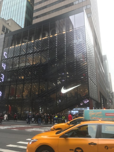 ニューヨーク五番街のNIKE旗艦店「Nike House of Innovation 000」 (筆者撮影)