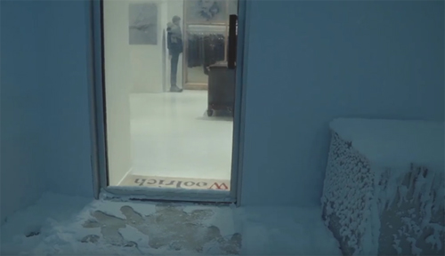 Woolrichミラノ店の極寒ルーム(YouTubeWoolrichチャンネルより)https://www.youtube.com/watch?v=J-_VrMQubA0