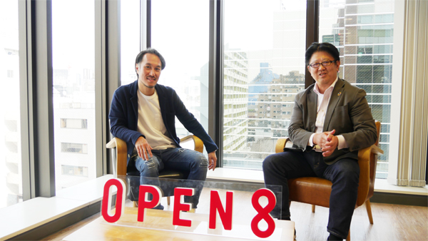 オープンエイト 代表取締役社長 兼 CEO 髙松雄康氏(写真左)と筆者。