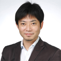 ベネッセコーポレーション、ニフティ、リクルート、楽天などを経て、2012年にヤフー入社。マーケティングイノベーション室(本部)を新設。2015年4月に、マーケケティングとコミュニケーションの双方を担当するCOO直轄のマーケティングセントラライズ組織であるマーケティング&コミュニケーション本部を新設し、本部長に就任。2018年10月からパーソルホールディングスへ転じ、2019年4月にCDO(Chief Digital Officer)兼グループデジタル変革推進本部本部長に就任。