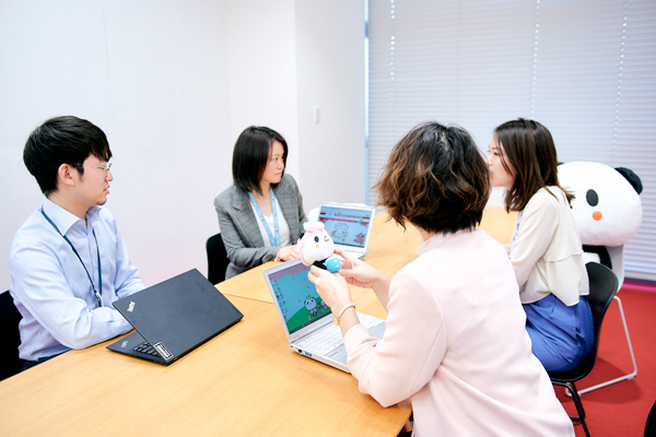 実際の会議の様子。マーケターが着想したARを活用したギフトカードというアイデアに対して、事業企画スタッフがスケーラビリティの観点から改善提案を行っている