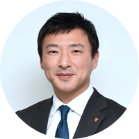 取締役常務執行役員 CMO 兼 CTO 和田 千弘氏マッキンゼー・アンド・カンパニーを経て、アルペン取締役企画本部長、アドバンテッジパートナーズのディレクター、インターブランドジャパン代表取締役社長CEO、グーグル日本法人事業戦略部門長兼分析統括責任者、などを務める。2016年にすかいらーく社外取締役に就任後、2018年7月よりすかいらーくホールディングス取締役常務執行役員CMOに就任。2018年12月からCTOを兼務。