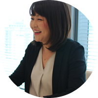 マーケティング本部 オフィス事業統括部 オフィス事業推進部 井田 有里紗氏新卒でコニカミノルタジャパン(旧コニカミノルタビジネスソリューションズ)に入社。法人企業に対する情報機器を中心にした、提案営業に従事。その後、本社のマーケティング本部に異動し、新規事業立ち上げ・アライアンスビジネス推進に従事。2016年〜2018年ネットイヤーグループに出向し、コニカミノルタとのデジタルマーケティング事業を推進。現在は、自社内のデジタルマーケティングを強化中。