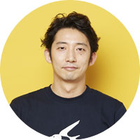 CMO 川西 康之氏1983年富山県生まれ。東京大学法学部在学中に友人とウェブマーケティング会社を起業。並行して他社取締役としての業務や一般社団法人の設立・運営なども行い、10年以上にわたって経営に従事。2016年5月よりfreeeに参画し、個人事業主向け事業とともに、全社のマーケティング戦略を統括。2018年1月、CMOに就任。趣味は筋トレと将棋。