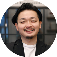 Minimal -Bean to Bar Chocolate- 代表(株式会社Bace 代表取締役)山下貴嗣氏「Minimal -Bean to Bar Chocolate-(ミニマル)」を設立。都内に5店舗1工房を展開。良質なカカオ豆をフェアトレードで買付し、独自のチョコレートを顧客にダイレクトに届ける。設立3年で世界最高峰のチョコレート国際品評会で部門別最高金賞を日本ブランドで初受賞。
