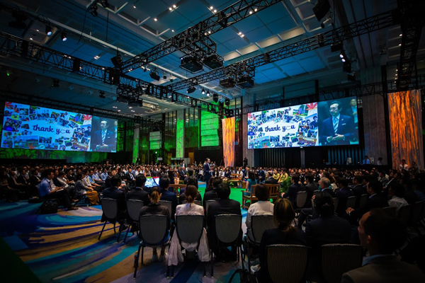 2019年9月に開催された「 Salesforce World Tour Tokyo」のもよう。中央に立つ小出氏は広い会場をめぐりながら基調講演を行った