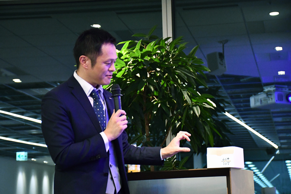 ふくや 営業第二部 ダイレクトマーケティング課 課長 瀨﨑拓也氏「ふくやIoT」の実物を披露した。