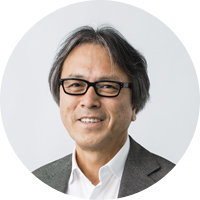 執行役員会長　加治慶光氏<br>富士銀行、広告会社を経てケロッグ経営大学院MBA修了。日本コカ・コーラ、タイム・ワーナー、ソニー・ピクチャーズ、日産自動車、オリ・パラ招致委員会を経て、首相官邸国際広報室にて震災対応、SNS、ダボス会議、クールジャパン、観光政策を担当。その後アクセンチュアにてブランディング、働き方改革、SDGs、地方拡張を担当後現職。観光庁マーケティング戦略委員。共訳・共著『戦略の経済学』等。