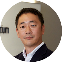 執行役員　プロダクト開発本部長　手塚圭一氏<br>SI企業を経て2002年DACに入社し、広告配信システム等アドテクノロジーの開発に従事。2015年にDACに新設されたデータ解析部ではデータサイエンティストを率いて独自のデータプロダクトを開発。2017年からは、数百名規模のエンジニアを擁するプロダクト開発本部長として、DACのテクノロジープロダクトの開発を指揮。