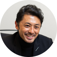 CEO／CSO／シニアコンサルタント 長瀬 次英氏／インスタグラム日本事業責任者、日本ロレ アルのCDO、LDH JAPANのCDO等を経 て、知の共有を目的とした会社「PENCIL ＆PAPER.COM」とコンサルティング会社 の「VisionarySolutions」を設立。他にも 様々な企業のCEOや顧問などを務め真の パラレルキャリアを実践している。史上初 2年連続アド・テック東京（2017＆18）＃１ スピーカーを受賞、CDOオブ・ザ・イヤー 受賞等。