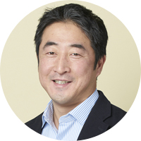 執行役員 広告事業本部長 松山歩氏<br>Twitter Japanでディレクターとして、消費財、通信、今後デジタル化を進めていく広告主を戦略的にサポートする三つの組織を統括。Twitter Japan入社以前は、日本マイクロソフトで主に広告代理店を担当する営業部門の責任者を歴任。元々は総合代理店の出身だったが、デジタルの領域におけるメディアや情報流通の大変革時代の先端に関わっていたいと考え、またデジタル広告業界でのキャリアを形成。