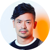 執行役員CCO(チーフクリエイティブオフィサー) 川嵜鋼平氏<br>1981年生まれ。2017年LIFULL入社。執行役員CCOとして、ブランド戦略、ブランドデザイン、プロダクトデザイン、コミュニケーションデザイン、研究開発、新規事業など、グループ全体のクリエイティブを統括。またクリエイティブ組織の戦略策定・育成・採用など、組織づくりも担う。カンヌライオンズ金賞、文化庁メディア芸術祭優秀賞を始め、国内外の160以上のデザイン・広告賞を受賞。