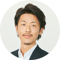 執行役員 広告ビジネス事業担当 池端由基氏<br>2010年、サイバーエージェントへ入社。自社メディアの広告セールスに従事。2013年、LINEへ入社。広告事業部にて公式アカウントやスタンプなどのセールスを担当。2016年7月、運用型広告LINE Ads Platformの立ち上げを担当。2018年1月、エンタープライズビジネス事業部の事業部長、および新設された大阪オフィスの代表も務める。2019年1月、執行役員に就任。