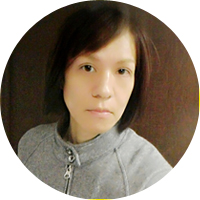 Webコミュニケーショングループ長 山名敏雄氏<br>新卒で日本航空に入社。IT企画部門に配属となり社内システム開発プロジェクトのPM業務等を担当。その後、成田空港での国際線旅客ハンドリング業務、JAL ECサイトの企画・運営等を担当。IT企画部門に再配属後、2016年4月より現職(SNSを活用した各種コミュニケーション施策の企画等)。