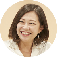 取締役副社長　リュウシーチャウ氏<br>一橋大学卒。P&G、RBで複数消費財カテゴリーのマーケティングを経て、J&JJapanのマーケティング本部長に就任。全ブランドの売上およびその収益責任を負い、かつデジタル戦略を統括する。二年間で全ブランドのマーケットシェア向上を実現した後、J&J香港の現地社長として赴任、一年間でV字回復して軌道に乗せる。2018年より現職。