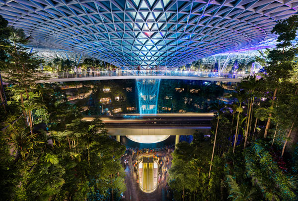 シンガポールの未来都市を連想させる空港モール「Jewel」(AdobeStock/Em)